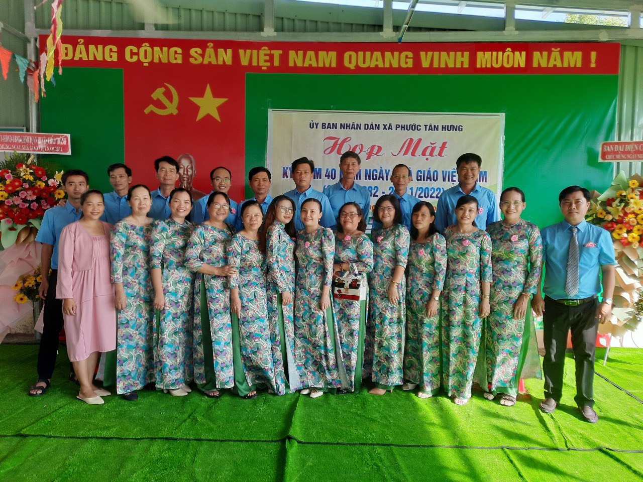 Hình ảnh tập thể giáo viên trường Tiểu học Lê Văn Khuê